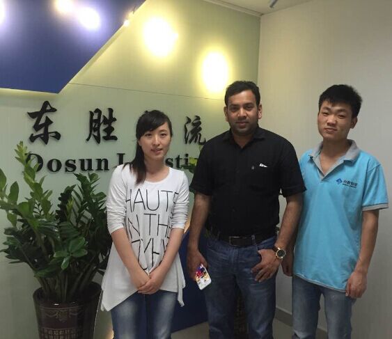 外國(guó)客戶合影