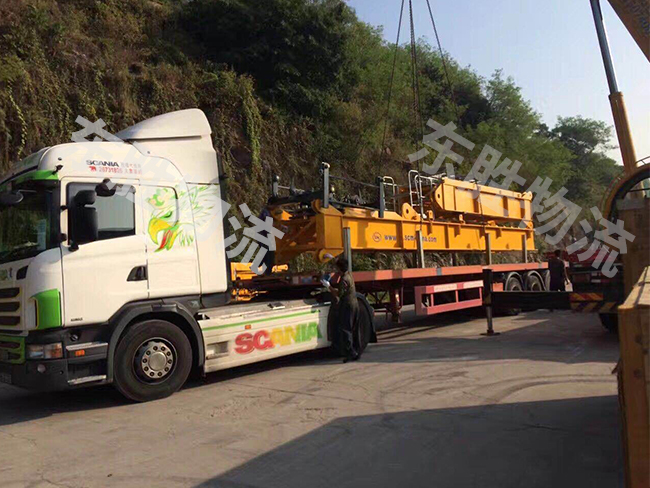 深圳到香港運(yùn)輸中：噸車與拖車區(qū)別在哪？深圳到香港運(yùn)輸中：噸車與拖車區(qū)別在哪？深圳到香港物流,香港物流專線,深圳香港進(jìn)出口,中港物流,香港深圳貨運(yùn)運(yùn)輸-深圳市東勝物流有限公司