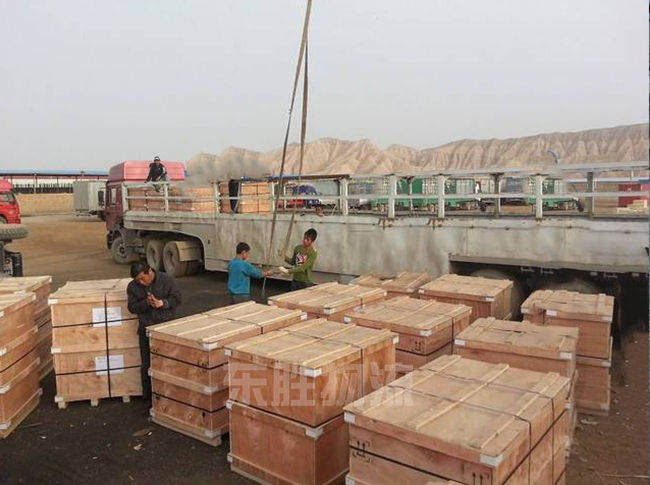 本單大理石發(fā)貨到香港/大理石運輸?shù)较愀?，一?0車；木箱包裝，利用中港平板車，依次運輸完畢，為客戶解決了運輸難題！