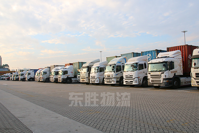 深圳東勝物流的港珠澳大橋運(yùn)輸車隊(duì)；澳門物流-進(jìn)口報關(guān)公司-香港進(jìn)口清關(guān)公司-深圳市東勝物流有限公司