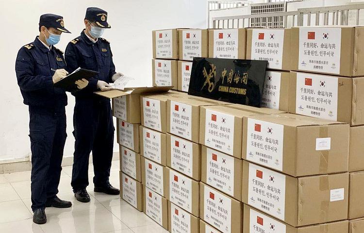 防疫物資出口，防護(hù)口罩出口人工檢驗(yàn)放行現(xiàn)場(chǎng)圖；