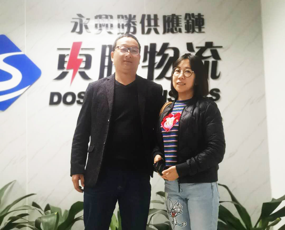 吳總在口罩出口到香港后，在我司合影留念