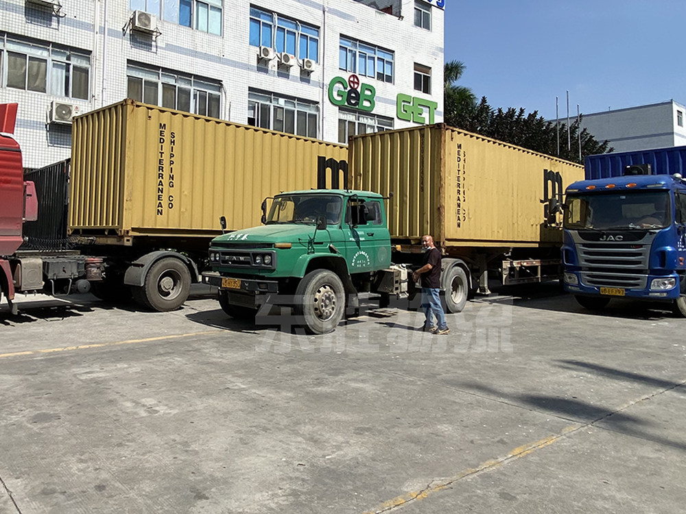 防護(hù)口罩出口到國外，防疫物資出口國外運(yùn)輸，東勝物流口罩裝車現(xiàn)場圖