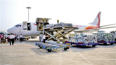 中港運(yùn)輸專線-香港到福州保稅區(qū)返修運(yùn)輸現(xiàn)場(chǎng)，香港機(jī)場(chǎng)提貨圖