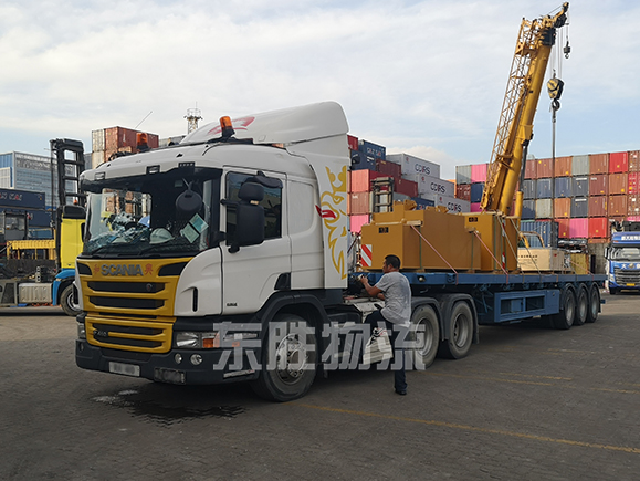 深圳東勝物流出口到香港運(yùn)輸優(yōu)勢(shì)詳解，中港平板車運(yùn)輸現(xiàn)場(chǎng)圖