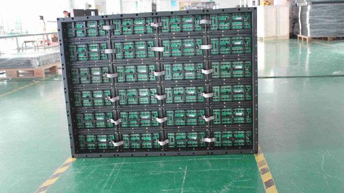 大型LED，光電項目顯示屏出口到香港運輸案例；led電子屏運輸?shù)较愀郜F(xiàn)場圖