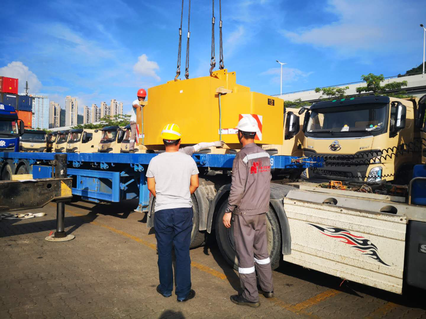 廣州發(fā)貨到香港運(yùn)輸價(jià)格，廣州到香港貨運(yùn)專線公司，深圳中港平板車運(yùn)輸案例圖