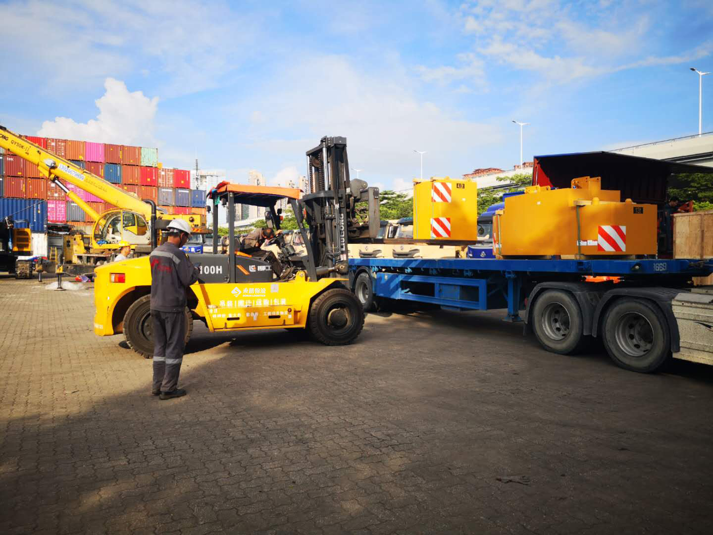 廣州發(fā)貨到香港運(yùn)輸價(jià)格，廣州到香港貨運(yùn)專線公司，深圳中港平板車運(yùn)輸案例圖