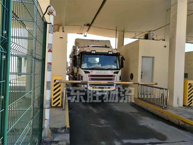 杭州到香港物流，從杭州發(fā)貨到香港價(jià)格，杭州到香港的運(yùn)輸專線，深圳東勝物流中港平板車運(yùn)輸圖