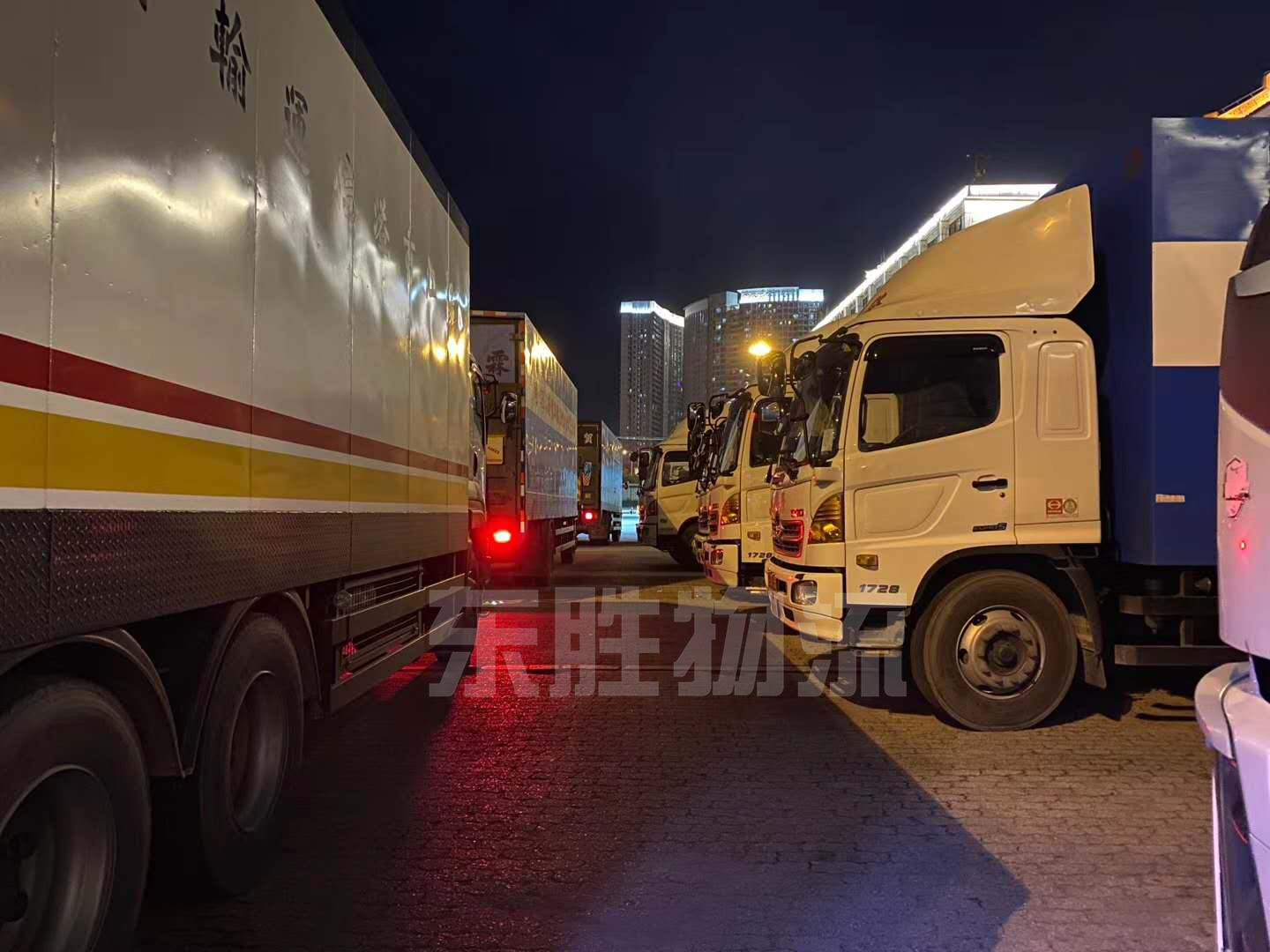 清遠發(fā)貨到香港，清遠到香港貨運公司，深圳東勝物流中港車隊運輸圖