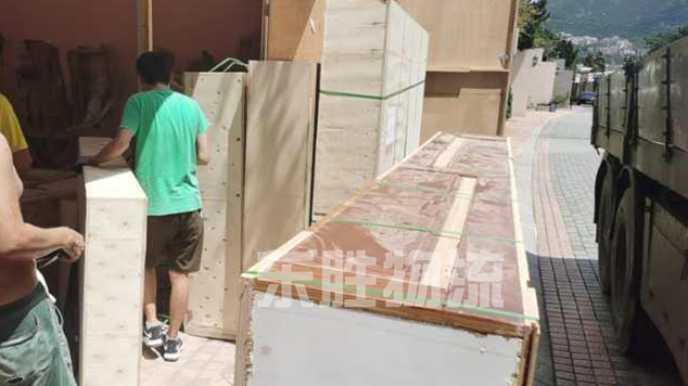 廣東深圳發(fā)貨到香港，澳門物流專線，深圳東勝物流貨物裝車現(xiàn)場圖